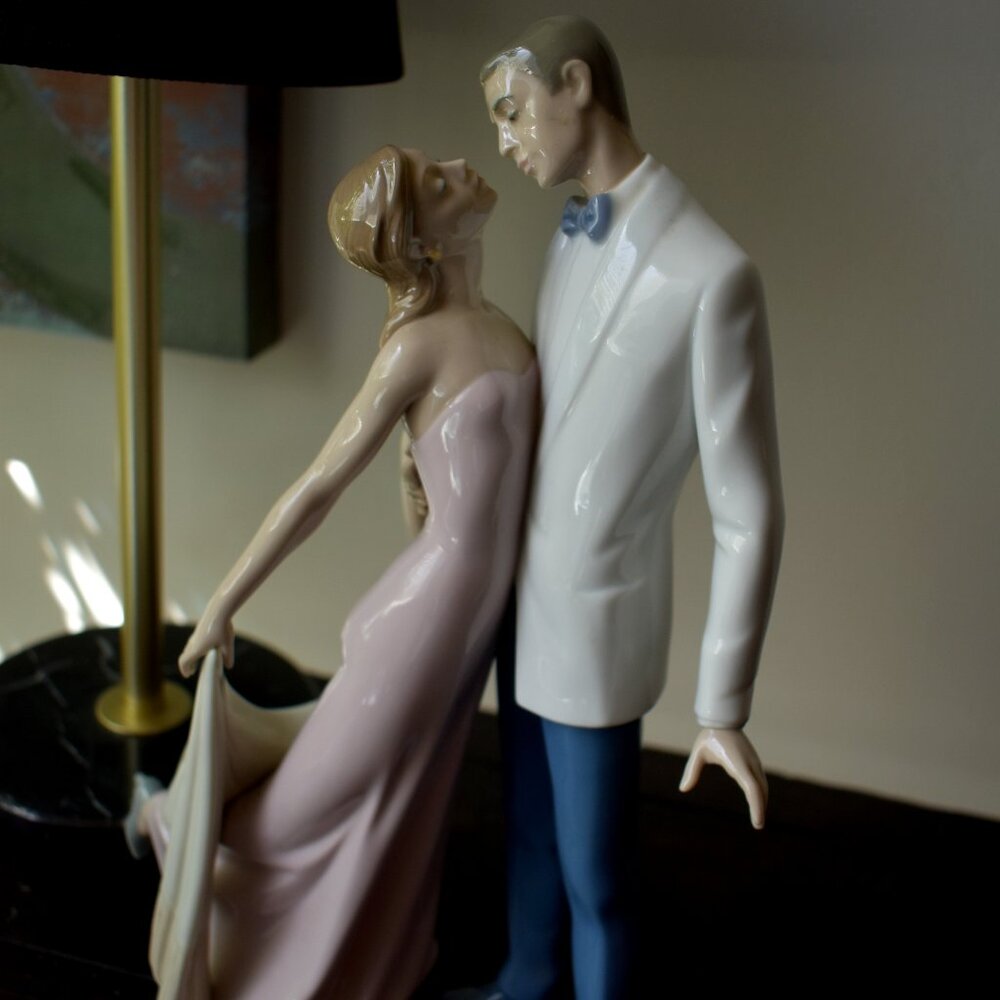 Lladró Happy Anniversary Collectible Figurine 12.5" x 8.25" (Minor Damage)